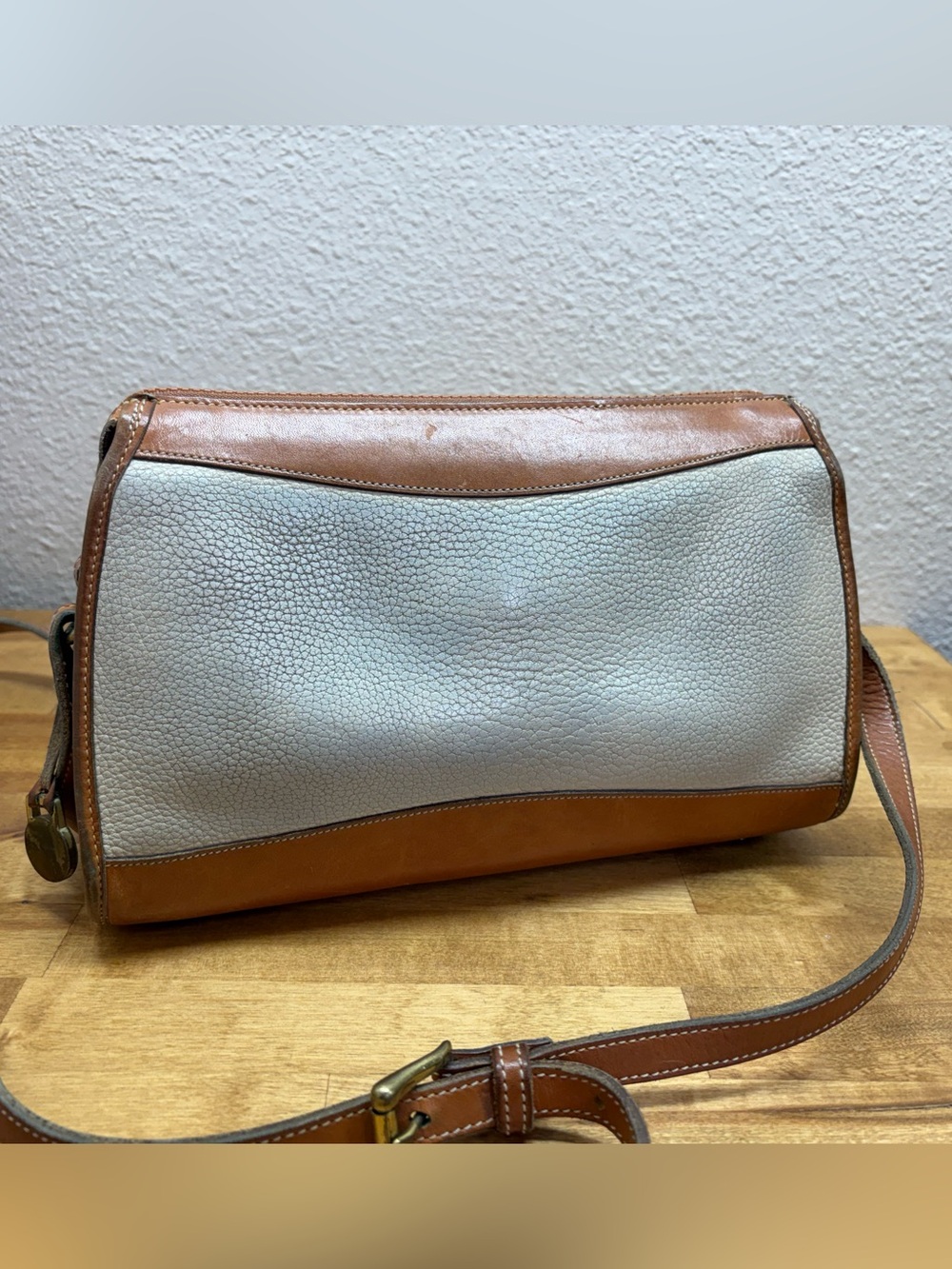 Vintage Dooney & Bourke AWL Crossbody Bag Taupe Tan Leather USA Satchel - Picture 3 of 13